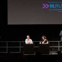 lit.RUHR 2018: Kira Knühmann-Stengel (Gebärdensprachdolmetscherin), Ulrich Noethen, Maria Schrader und Jörg Thadeusz (v.l.n.r.) © Palazzo