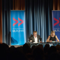 lit.RUHR 2019: Gebärdensprachdolmetscherin, Rainer Strecker und Cornelia Funke © plzzo.com/lit.RUHR