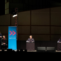 lit.RUHR 2020: v.l.n.r.: Die Gebärdensprachdolmetscher Kira Knühmann-Stengel und Klaus Meinhold, Bjarne Mädel und Christoph Maria Herbst ©Ast/Juergens I lit.RUHR