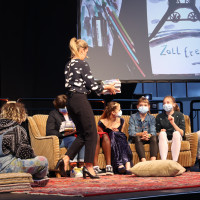 lit.RUHR 2021: Anke Engelke verteilt Bücherpakete der Buchhandlung Schmitz an die Teilnehmer:innen des Schreibwettbewerbs der Schreibwerkstatt ©Ast/Juergens