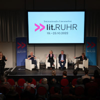 lit.RUHR 2022: 22.10.: Gebärdensprachdolmetscherin (transsignum), Per Leo, Raphaela Edelbauer, Ingo Schulze & Claudia Dichter ©Ast/Juergens