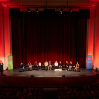 lit.RUHR 2022: 23.10.: #undwarumbistduhier mit Knut Elstermann, Yachar Ben Tahar, Sieglinde Stroh, Toni, Peter Tauber, EkoFresh, Edin Hasanovic, Dunja Hayali, Cordula Stratmann (Gebärdensprachdolmetscherin von transignum)©Kai Schulz