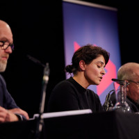 lit.RUHR 2025: 10.10. Als die Bergarbeiterfrau mit der türkischen Nachbarin ein Baklava aß – Pegah Ferydoni, Dietmar Bär und Thomas Böhm über die Vielfalt des Ruhrgebiets ©Anna Spindelndreier