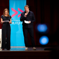 lit.RUHR 2025: 07.10. Eröffnung lit.RUHR 2025 durch Angela Furtkamp (Geschäftsführung und Programmleitung lit.kid.RUHR) und Tobias Bock (Geschäftsführung und Programmleitung lit.RUHR) ©Hieronymus Rönneper