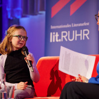 lit.RUHR 2025: 08.10.  UNGLAUBLICH! Preisverleihung zum lit.kid.RUHR-Schreibwettbewerb mit Maleek und Lena Rumler ©Anna Spindelndreier